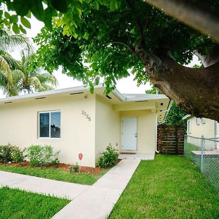 New House On The Block Near Miami Airport.ヴィラ エクステリア 写真