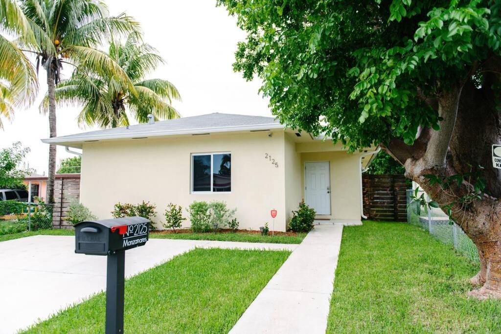 New House On The Block Near Miami Airport.ヴィラ エクステリア 写真
