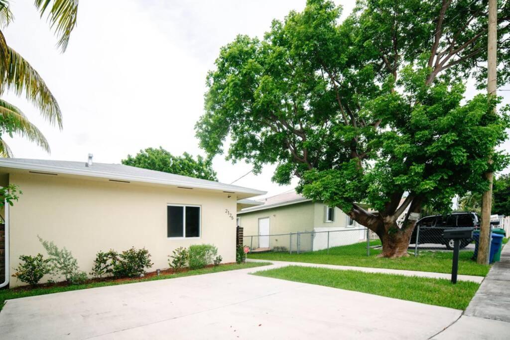 New House On The Block Near Miami Airport.ヴィラ エクステリア 写真