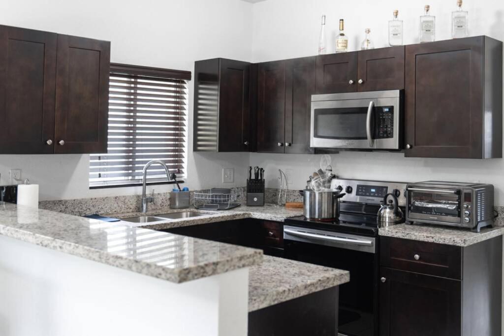 New House On The Block Near Miami Airport.ヴィラ エクステリア 写真
