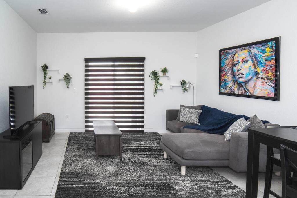 New House On The Block Near Miami Airport.ヴィラ エクステリア 写真