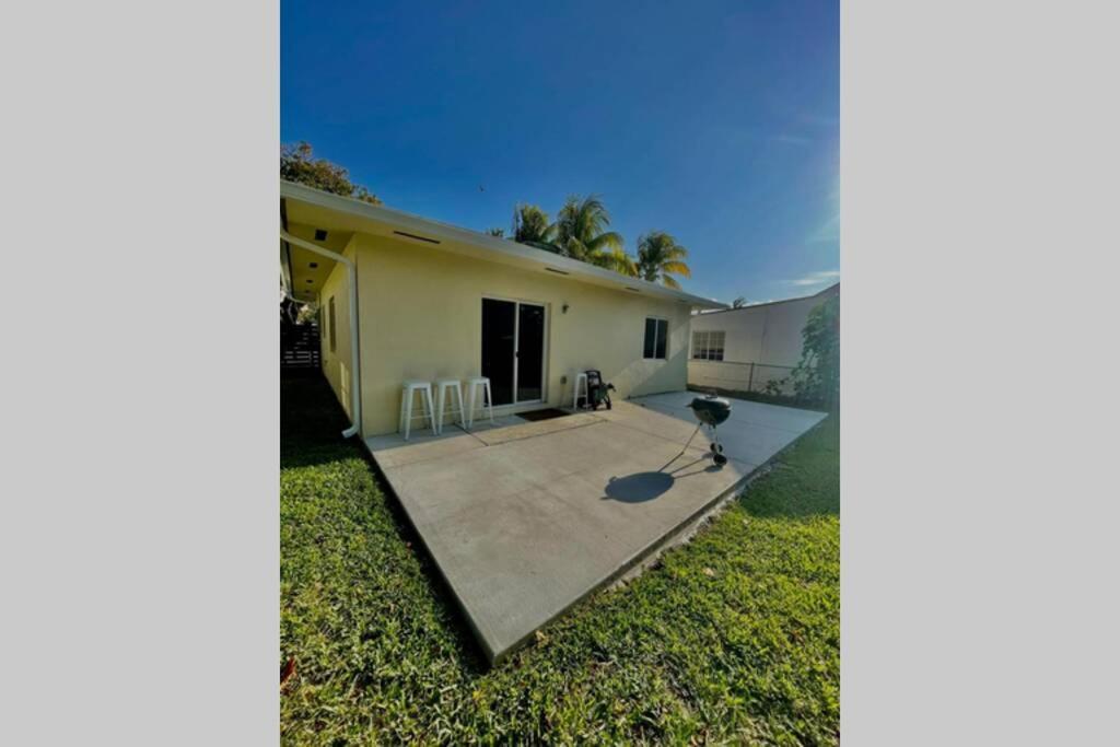 New House On The Block Near Miami Airport.ヴィラ エクステリア 写真