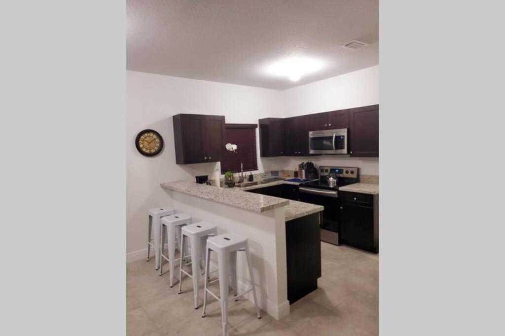 New House On The Block Near Miami Airport.ヴィラ エクステリア 写真