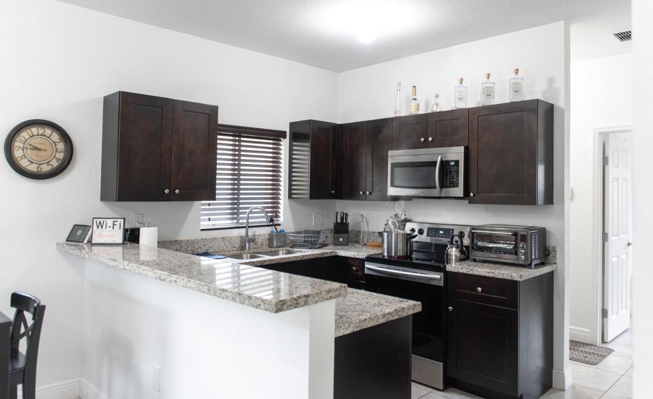 New House On The Block Near Miami Airport.ヴィラ エクステリア 写真