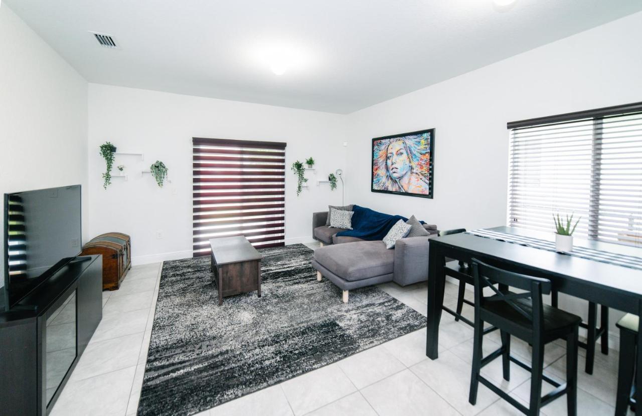 New House On The Block Near Miami Airport.ヴィラ エクステリア 写真